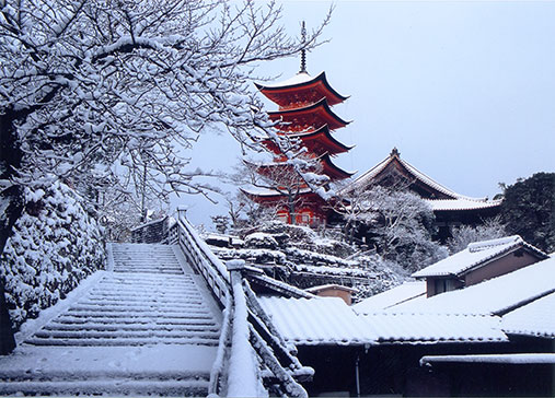 宮島五重塔の冬景色